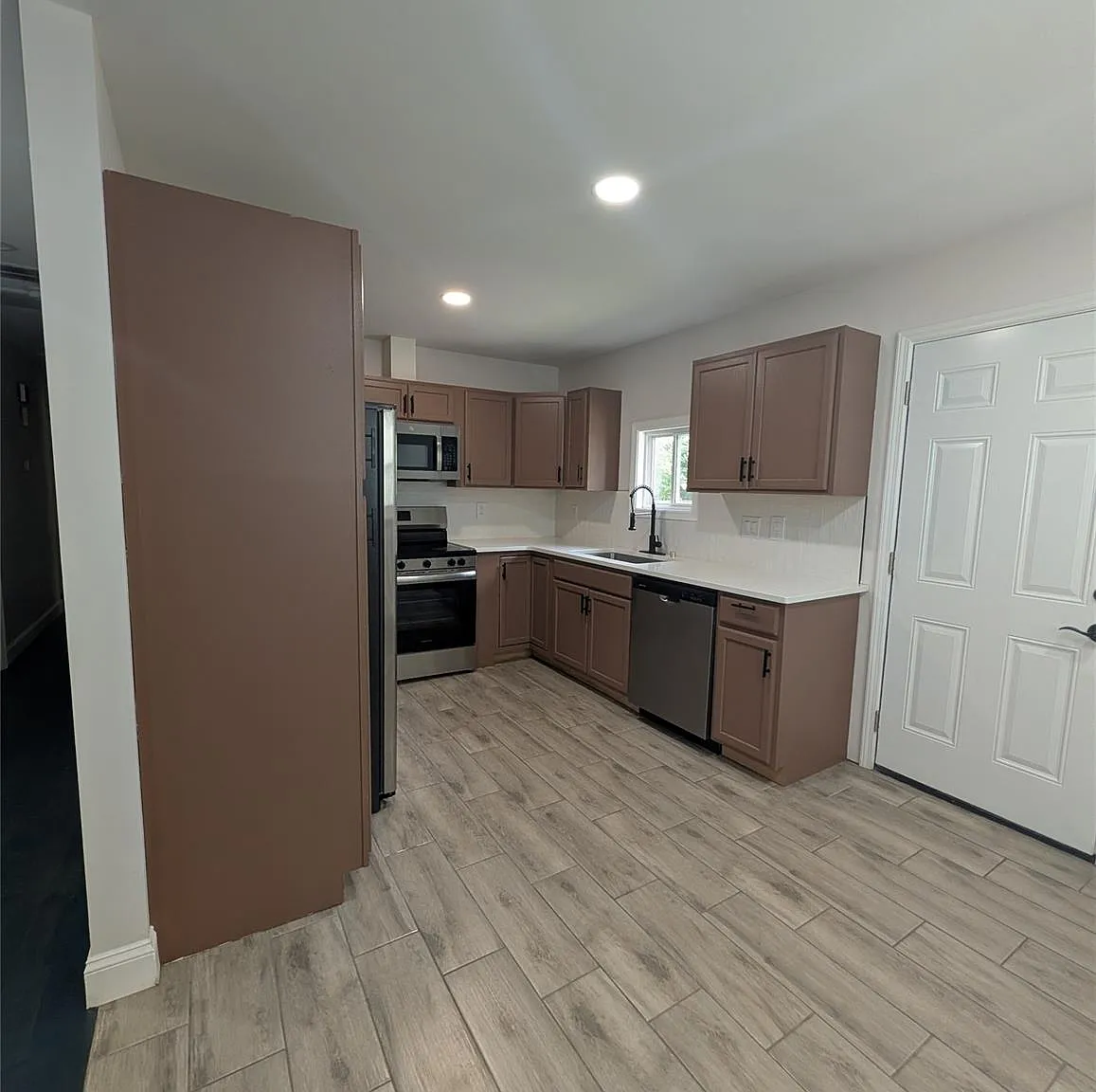 3 bed, 2.0 bath, 1088 sqft, $2,300 — Photo 3