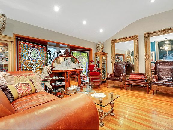 3rd image of 589 Meryl Dr
