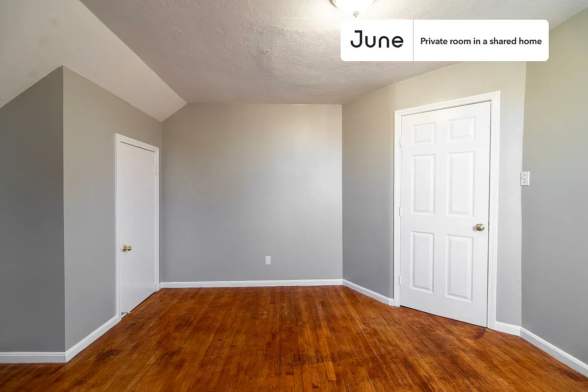 Queen bedroom in 4 bed/2 bath home in Newton Corner #925 C — Photo 3