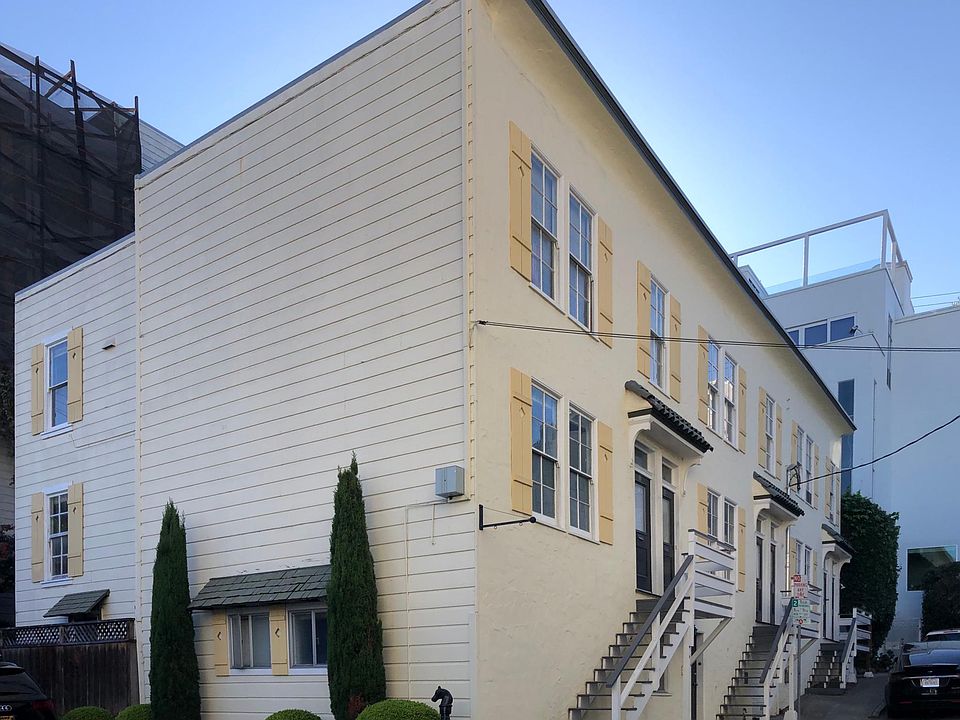 The units is located on the second floor corner unit. This unit is located in a charming cul sac which has stair access up towards Jones St (San Francisco Art Institute).