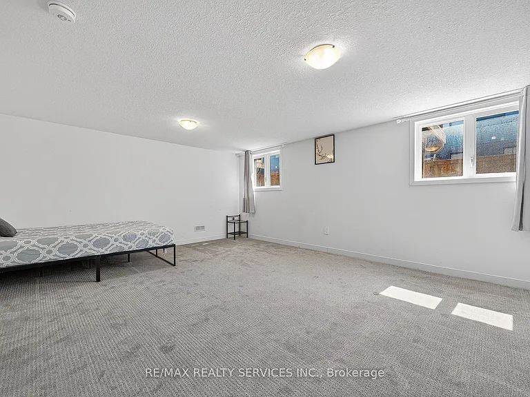 95 Queensbrook Cres — Photo 40