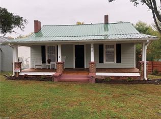 818 W Lebanon St, Mount Airy, NC 27030