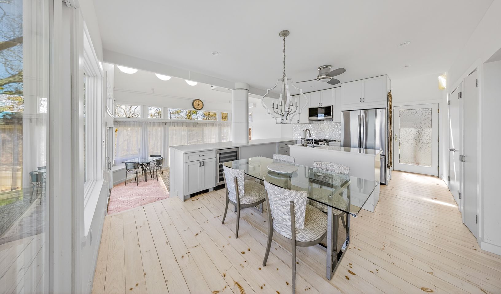  Enjoy cooking in this super bright kitchen