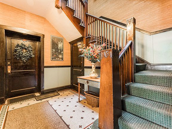 4th image of 825 W Gunnison St #2W