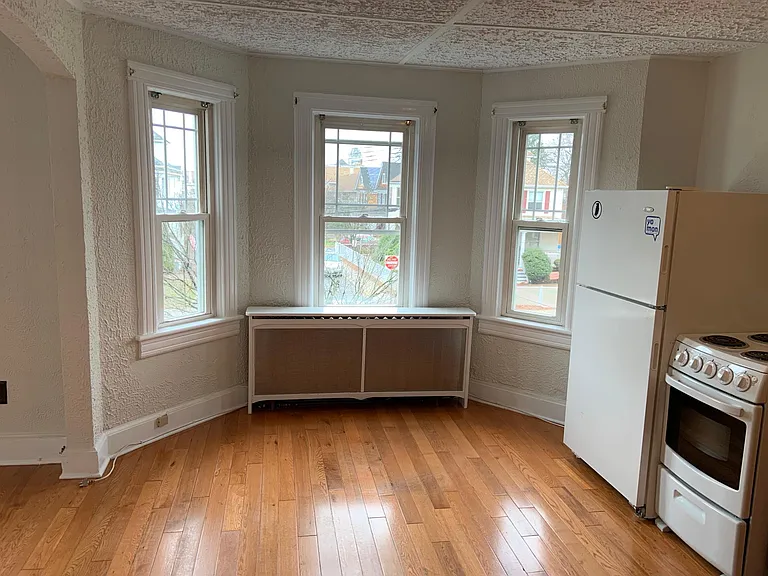 55 Peters Pl #4 — Photo 3