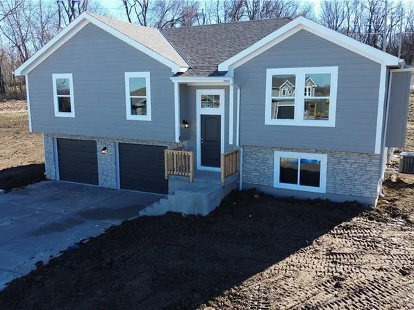 1204 SW Burns Ct, Oak Grove, MO 64075