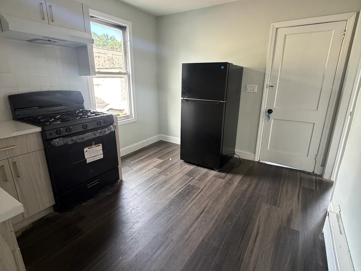 3 bed, 950 sqft, $2,450 — Photo 3