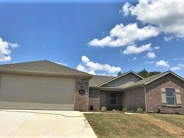 105 Lion Dr N — Photo 5