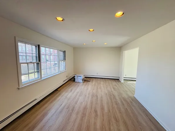 21 Anstice St, Oyster Bay, NY 11771