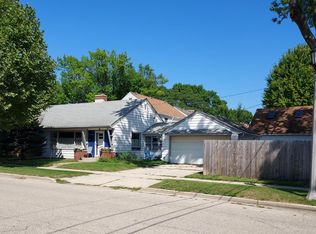 700 E Chateau Pl, Whitefish Bay, WI 53217