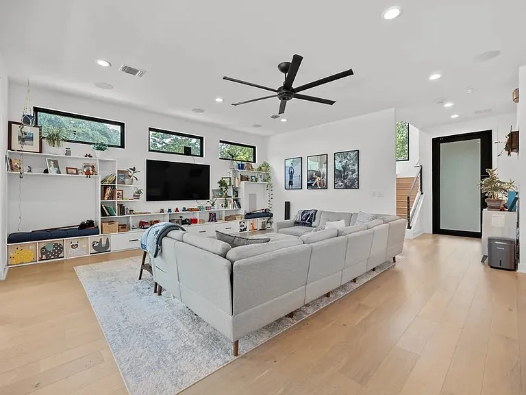 1204 Brentwood St — Photo 12