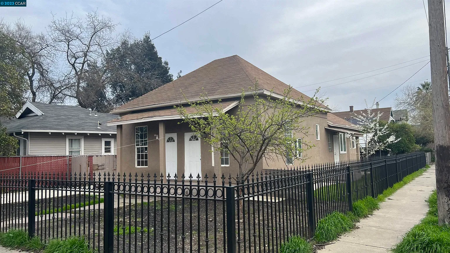 1202 E Poplar St photo 1