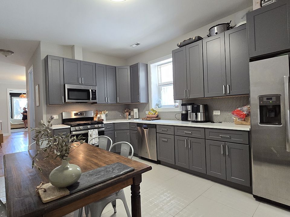 1st image of 2047 W Walton St APT 1