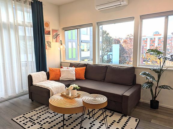 Living space with lot of nature light and an AC