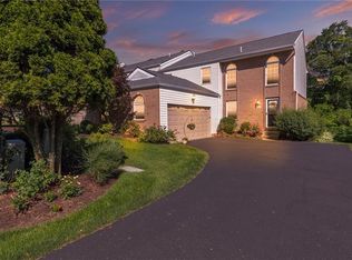 7043 Clubview Dr, Bridgeville, PA 15017
