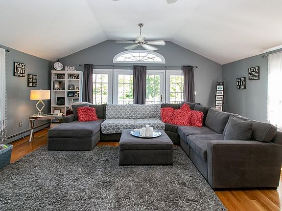 4th image of 10 Essex Heights Dr