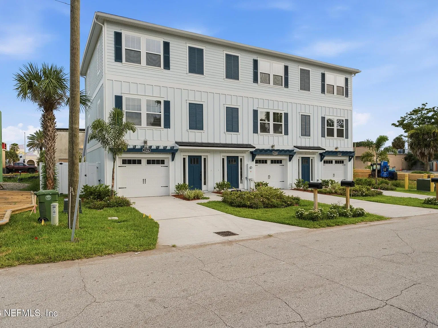 3 bed, 3.5 bath, 1619 sqft, $3,800 — Photo 2