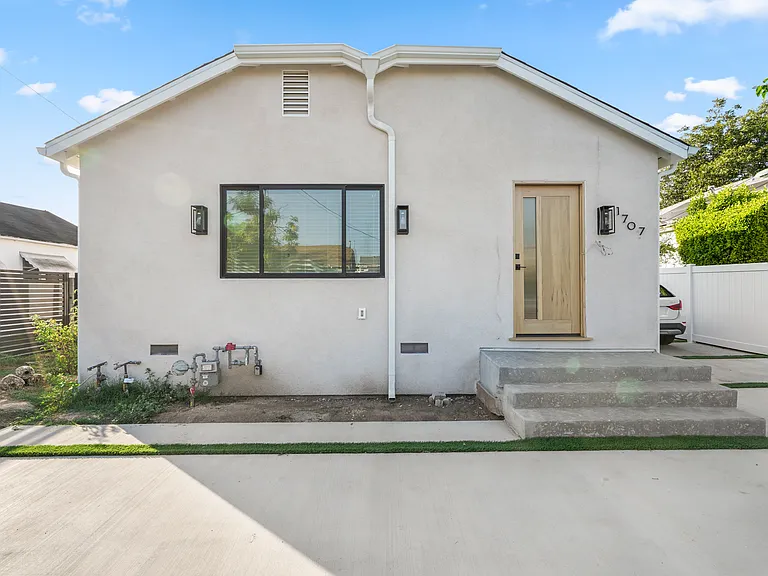 1707 S Vineyard Ave — Photo 2