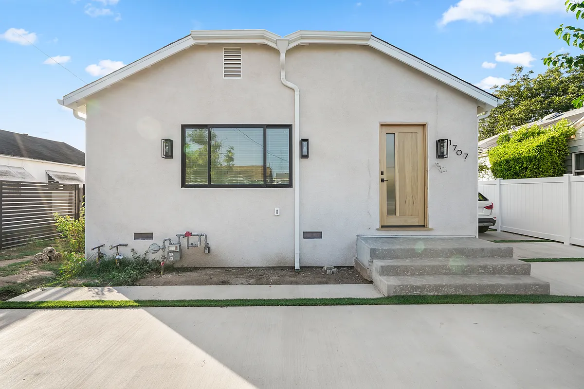 Building Photo - 1707 S Vineyard Ave