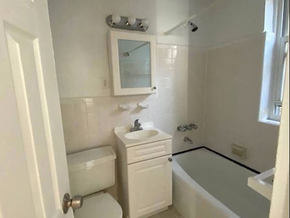 5th image of 14227 Barclay Ave APT 605