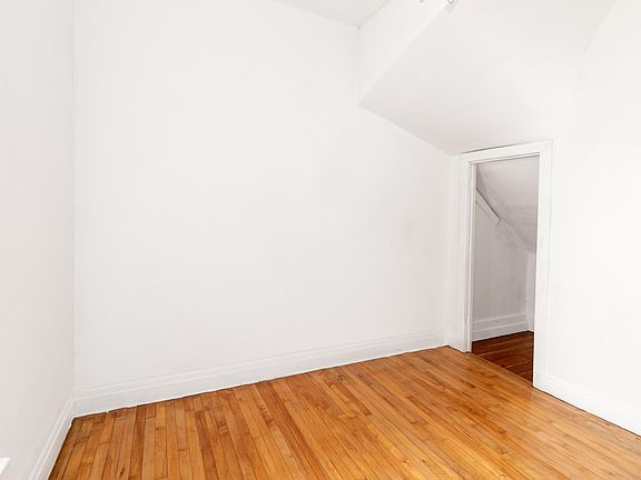 4th image of 2149 W Erie St #1