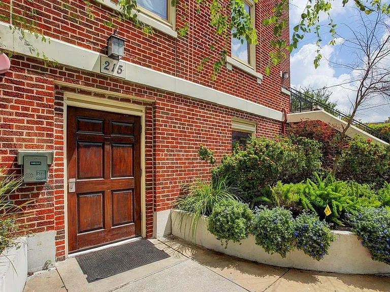 215 W Norma St #302 — Photo 2