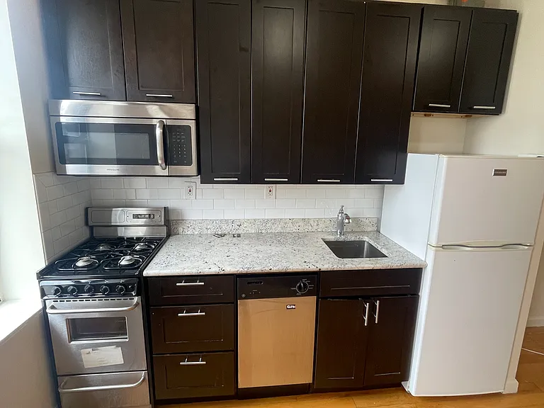 49 Seaman Ave #E1 — Photo 3