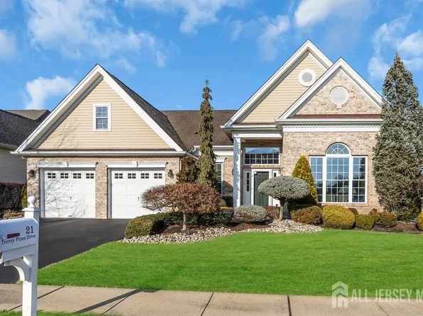 21 Torrey Pines Dr, Monroe Township, NJ 08831
