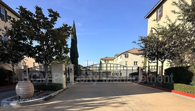 3 bed, 2.5 bath, 1950 sqft, $4,200 — Photo 3