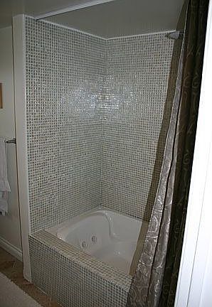 Guest Bath w Spa Tub