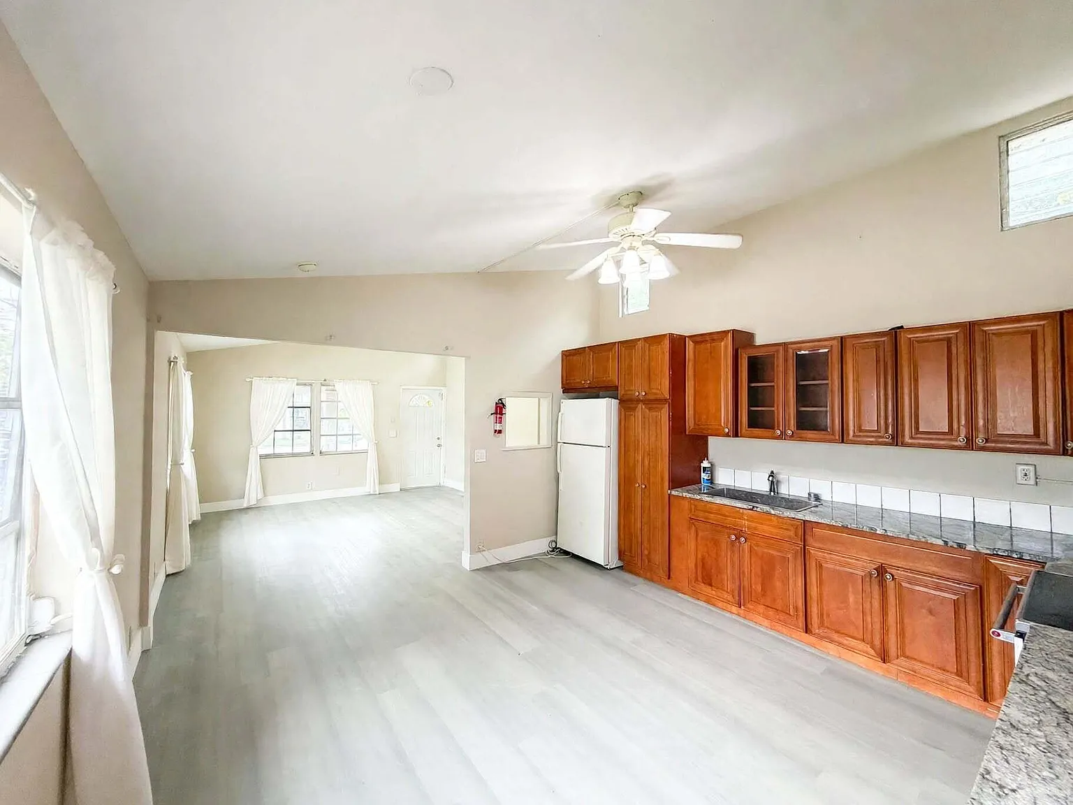2 bed, 1.0 bath, 1300 sqft, $1,850 — Photo 3