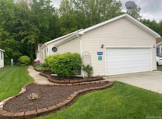 21594 Notre Dame Dr, Macomb, MI