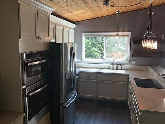 3rd image of 196 Celesta Dr