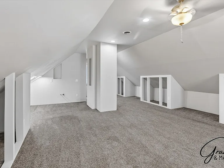 2315 Yemans St — Photo 23
