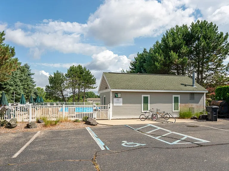 660 Braeside Dr SE — Photo 30
