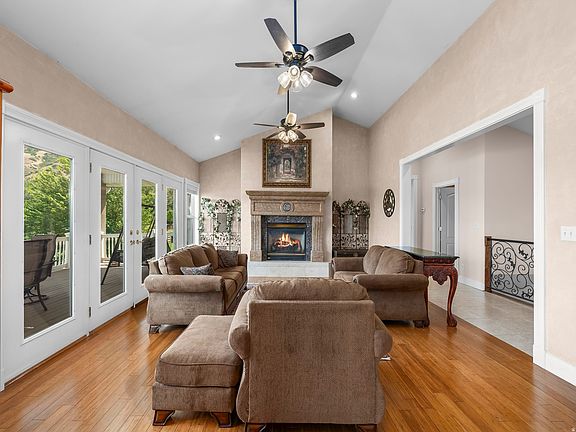 2nd image of 1317 E South Pond Cir