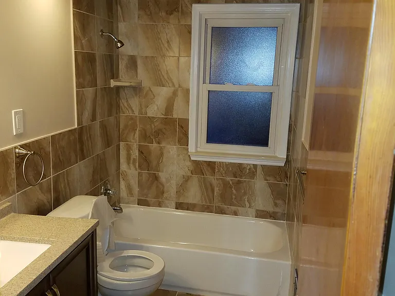 411 Kingsbury Ave — Photo 6