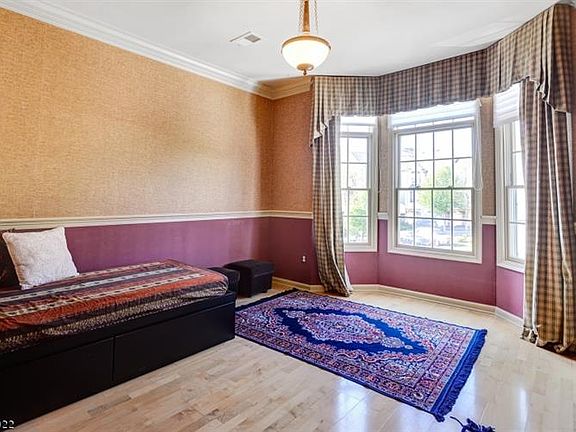 5th image of 907 Regal Blvd #143