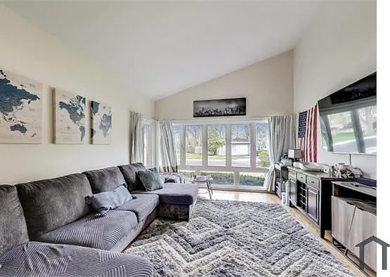 558 Mallard Ln — Photo 3