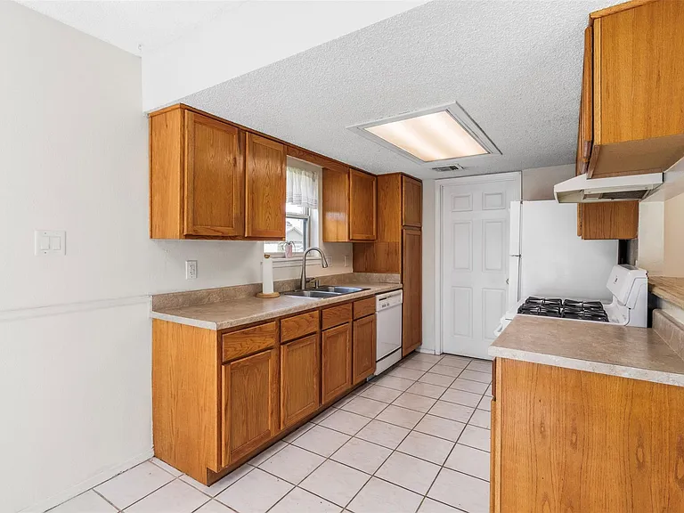 16319 Pitch Pine Dr — Photo 8