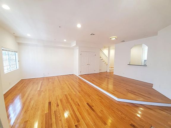 4th image of 852 N Poinsettia Pl #A