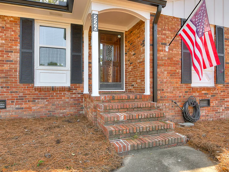 226 Thread Needle Rd E — Photo 3