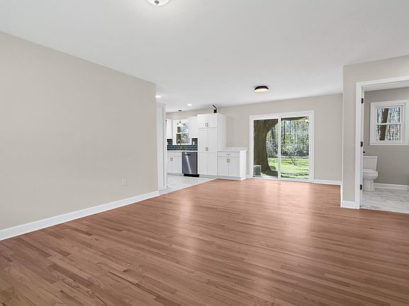 3rd image of 6047 Highway 165