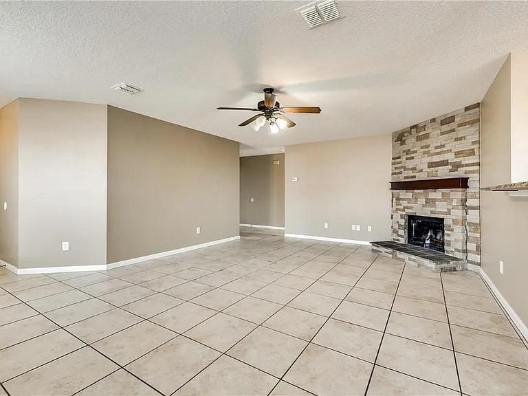 1508 Flagstone Ln — Photo 4