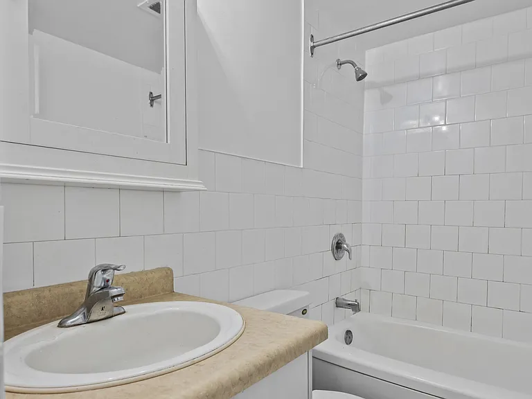 945 Queenston Rd — Photo 9