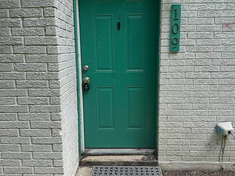305 E Croslin St #109 — Photo 4