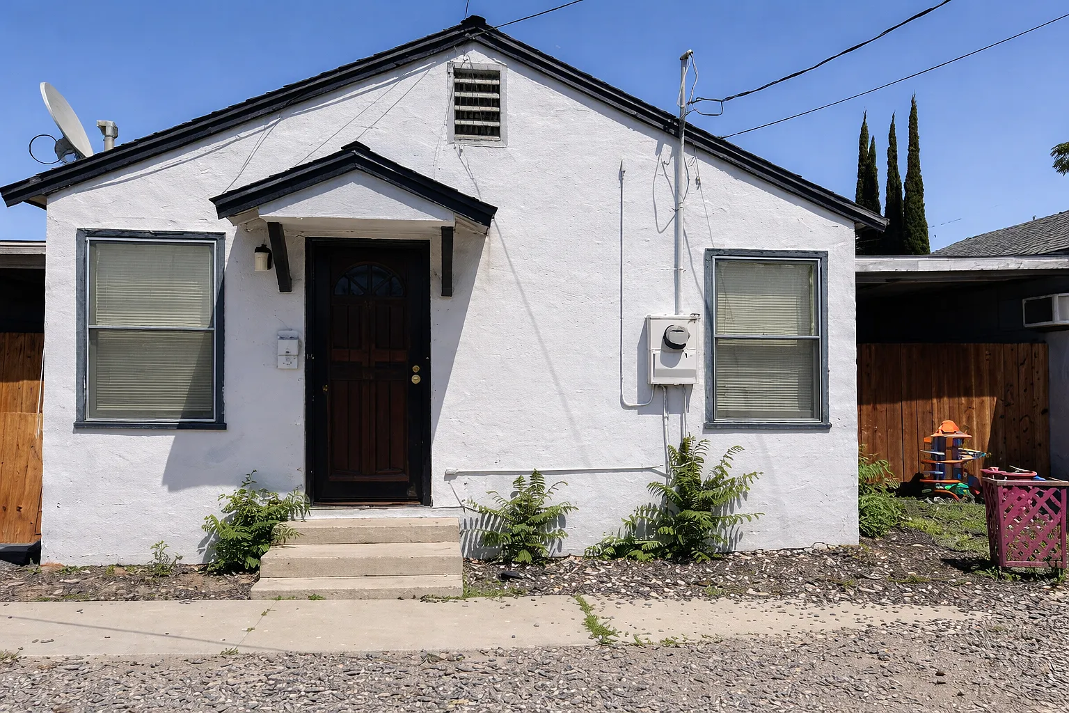 1112 Barberry Ln — Photo 2