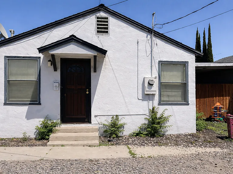 1112 Barberry Ln — Photo 1