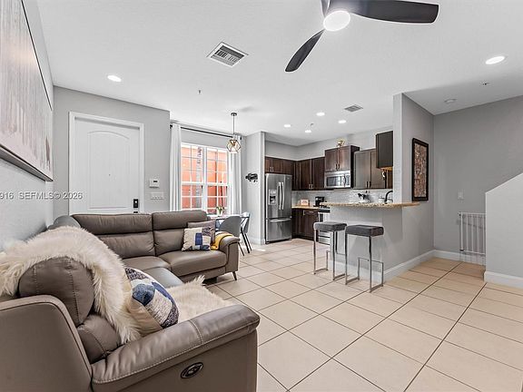4th image of 712 SW 2nd Way #712