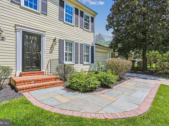 5th image of 302 Currier Dr